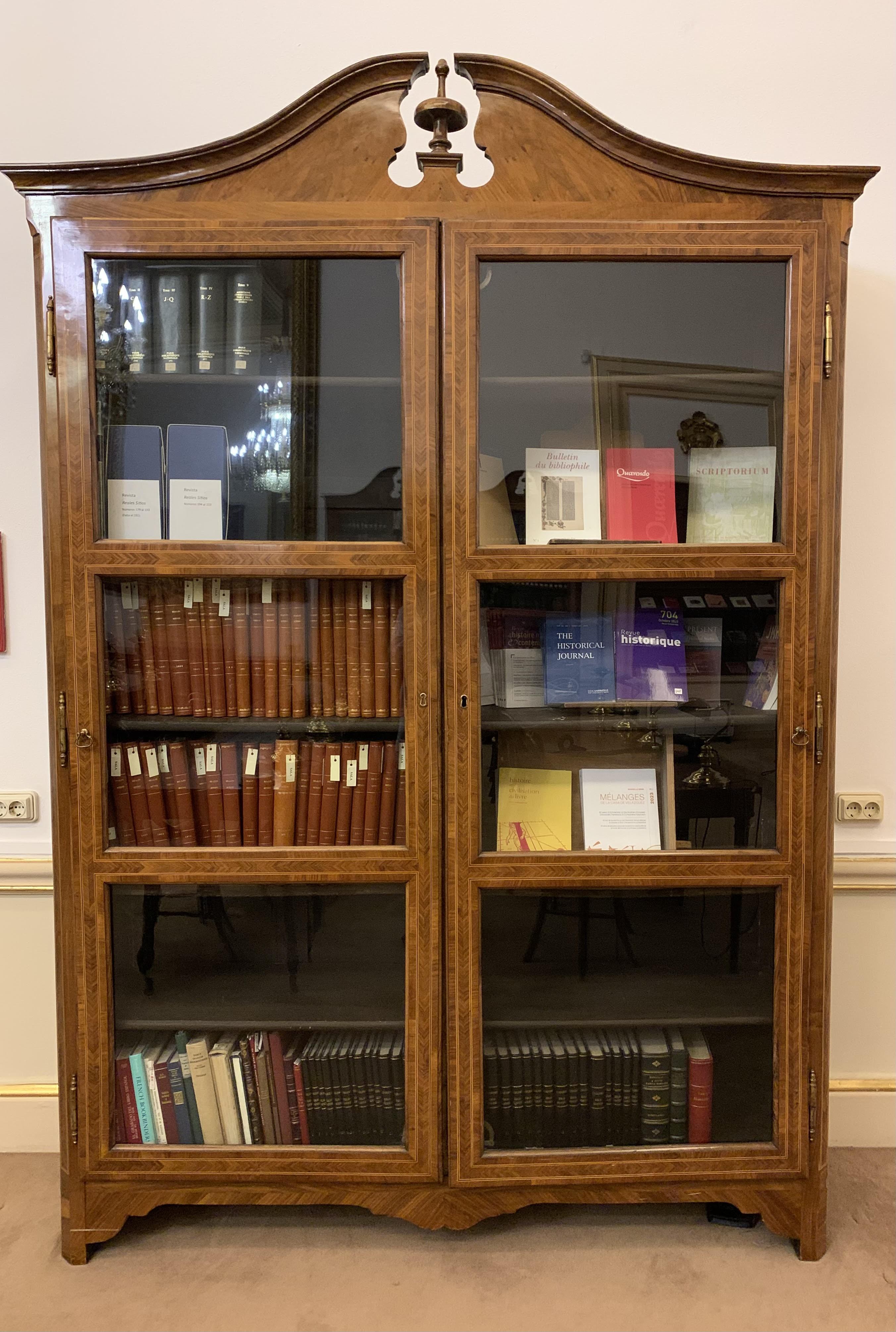 Armario librario procedente de la Librería de Cámara de Fernando VII hoy en la sala de investigadores de la Real Biblioteca