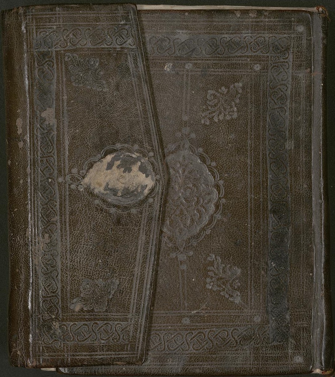 Encuadernación de piel marrón, de caretra. Sig: CS2/MS253