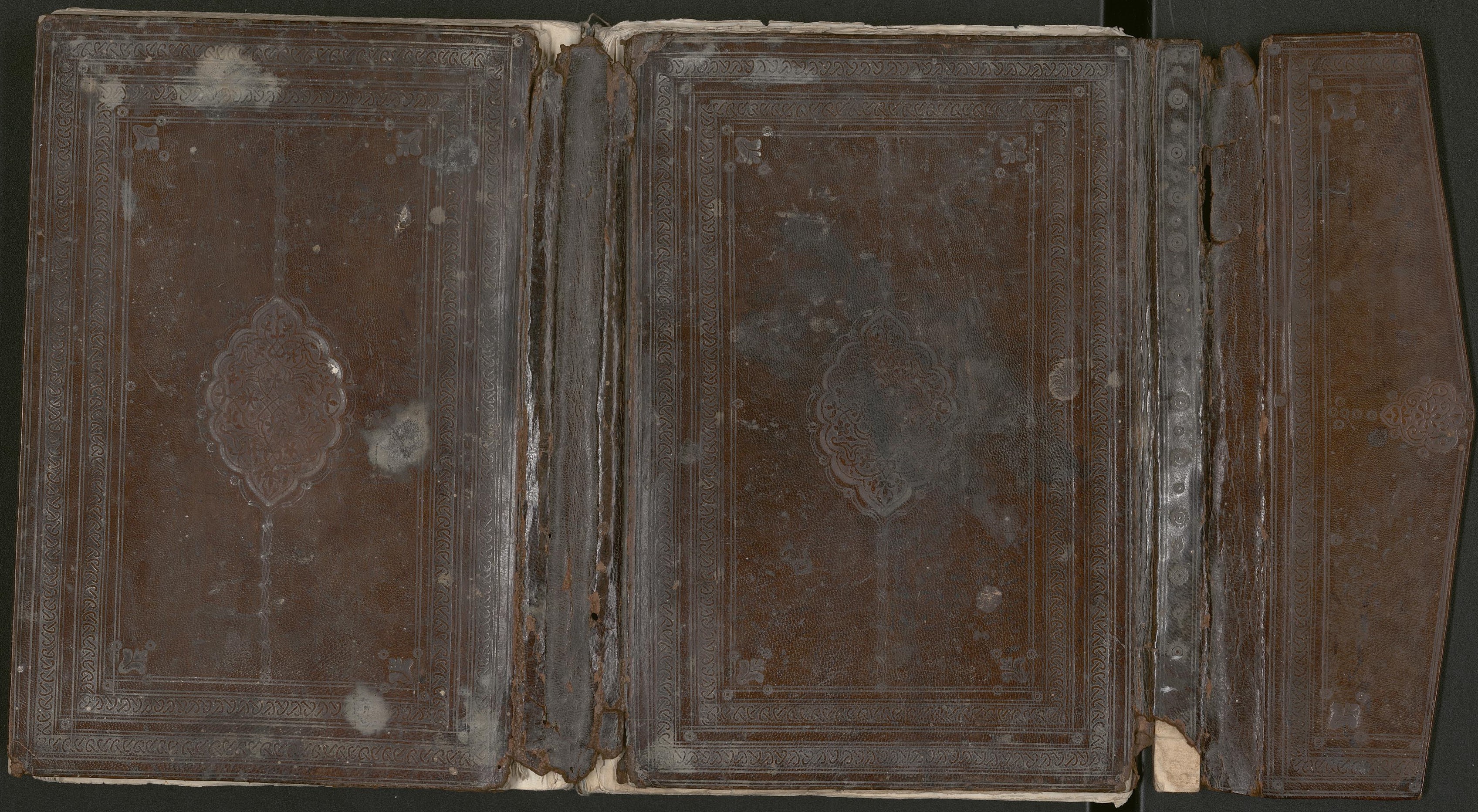 Encuadernación magrebí, de cartera, en marroquín castaño. Sig: CS2/MS255